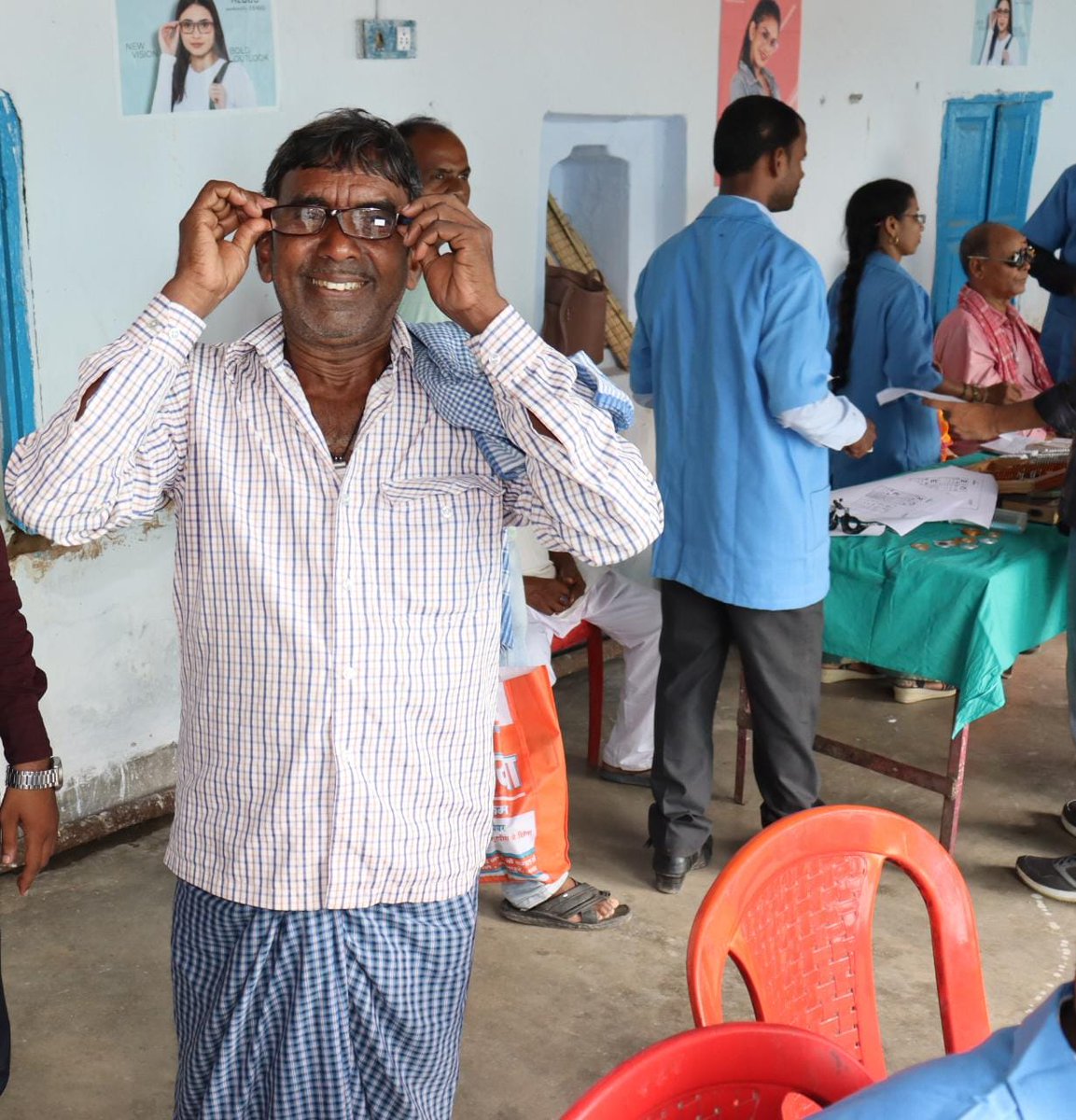 BABLEINDIA's tweet image. The camp participants come from different legs of the society, belong to different communities and are of various age. This #WorldSightDay they come together to take a pledge for their #RightToSee 
@essilorindia @OneSightOrg @Sardavishnu