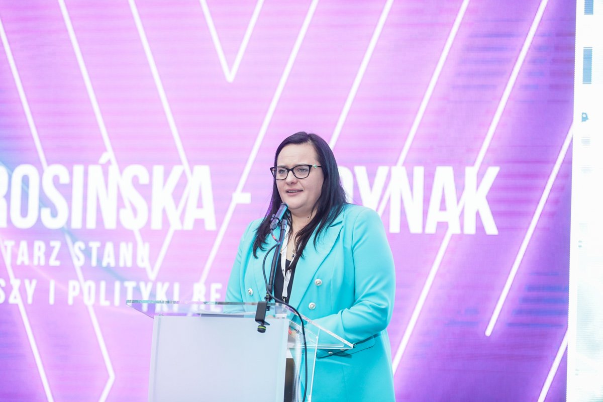 MFIPR_GOV_PL's tweet photo. W #Rzeszów odbywa się podkarpacki festiwal dla startupów - Carpathian Startup Fest 2022 #CSF22. W debacie „Ekosystem wsparcia przedsiębiorczości jutra” uczestniczyła wiceminister @M_Jarosinska, która mówiła o możliwościach wsparcia dla przedsiębiorców w nowej perspektywie #UE. https://t.co/ZsnCRsOEpl