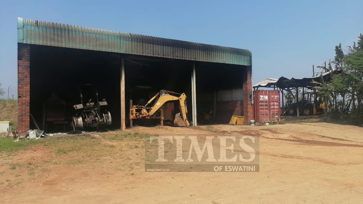 TimesOfEswatinE's tweet photo. ARSON: A security guard was hacked with a bush knife on the head during an arson attack, allegedly by five men who set alight heavy plant machinery worth over E6m. This reportedly happened around midnight. The vehicles are owned by the Pigg’s Peak Town Council. https://t.co/tSFugpCe0F