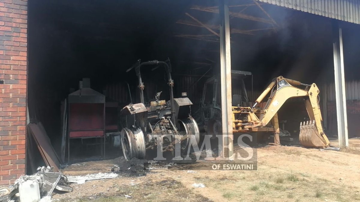 TimesOfEswatinE's tweet photo. ARSON: A security guard was hacked with a bush knife on the head during an arson attack, allegedly by five men who set alight heavy plant machinery worth over E6m. This reportedly happened around midnight. The vehicles are owned by the Pigg’s Peak Town Council. https://t.co/tSFugpCe0F
