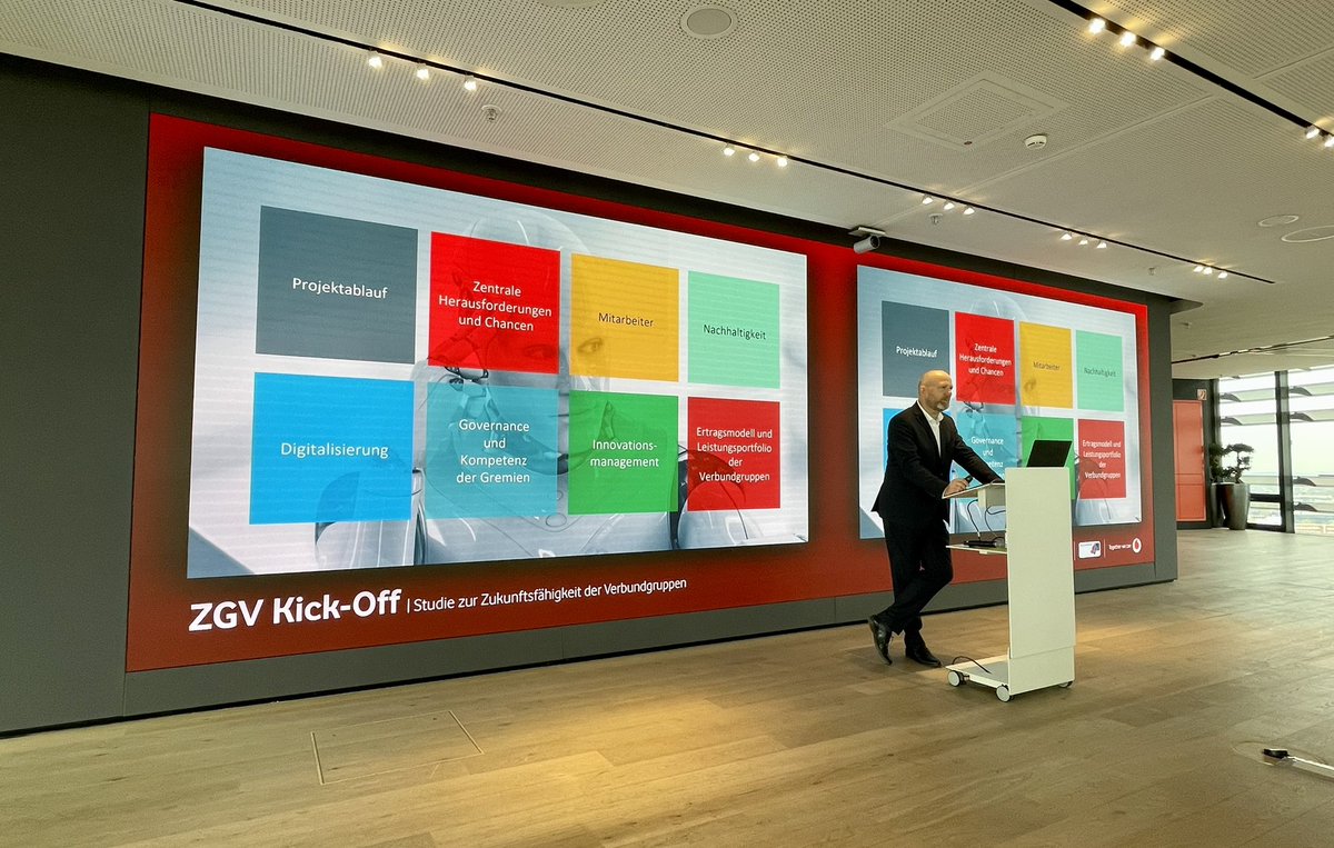 Ob #Digitalisierung, #Nachhaltigkeit oder HR: Die Themen unserer #Zukunftsstudie sind vielfältig. Heute wird es spannend! 🥁 Herzlich willkommen zum #KickOff in der <a href="/vodafone_de/">Vodafone Deutschland</a> Sky Lounge 🤝 Vielen Dank an Prof. Dr. Dirk Morschett von der Universität Fribourg/Schweiz 💡