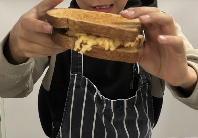 Check this out ⁦@jamieoliver⁩ ⁦@JamiesMOF⁩ A scrambled egg sandwich “invented” by one of the young carers at our ⁦@JamiesMOF⁩ session. He also loved making poached eggs & pancakes. He had never cooked breakfast before, but smashed it! #KeepingCookingSkillsAlive