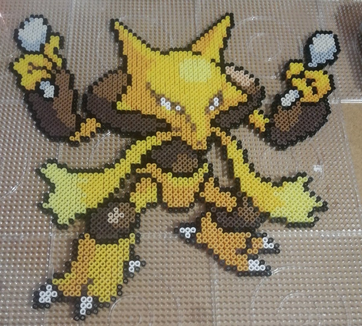 1991ox's tweet photo. 💛Alacazam💛
Que poquito queda para enseñaros la figura terminada 😜👌
de momento os dejo esta imagen para que me digáis que tal esta quedando.🤤
➡️Ya sabéis... cada comentario lo aprecio un montón y anima a seguir creando 🤭🤭🤭
#alakazam #hamabead #hamabeadpokemon #Pokemon https://t.co/fSbUxDGFHl
