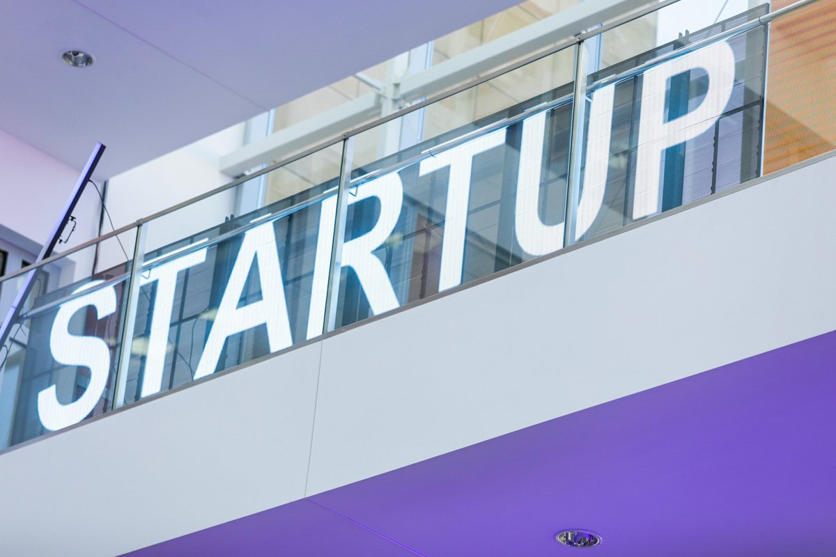 MFIPR_GOV_PL's tweet photo. W #Rzeszów odbywa się podkarpacki festiwal dla startupów - Carpathian Startup Fest 2022 #CSF22. W debacie „Ekosystem wsparcia przedsiębiorczości jutra” uczestniczyła wiceminister @M_Jarosinska, która mówiła o możliwościach wsparcia dla przedsiębiorców w nowej perspektywie #UE. https://t.co/ZsnCRsOEpl
