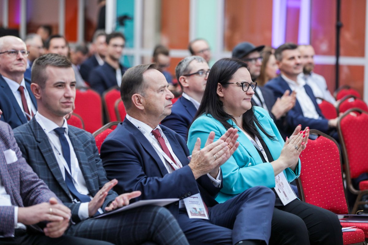 MFIPR_GOV_PL's tweet photo. W #Rzeszów odbywa się podkarpacki festiwal dla startupów - Carpathian Startup Fest 2022 #CSF22. W debacie „Ekosystem wsparcia przedsiębiorczości jutra” uczestniczyła wiceminister @M_Jarosinska, która mówiła o możliwościach wsparcia dla przedsiębiorców w nowej perspektywie #UE. https://t.co/ZsnCRsOEpl