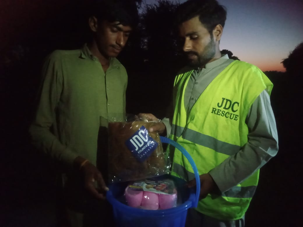 jdcfoundationpk's tweet photo. کنڈيارو شهر میں متاثرین سیلاب کو جے ڈی سی کی ٹیم کی جانب سے راشن تقسيم کیا جارہا ہے۔
.
.
.
#jdc #jdcfoundation #pakairforce #pakarmy #pakrangers #bahriatown #jdcrationdrive #rationdrive #floodinpakistan #sindh #punjab #balouchistan #support #donate #donatenow https://t.co/H6AzGZLGOI