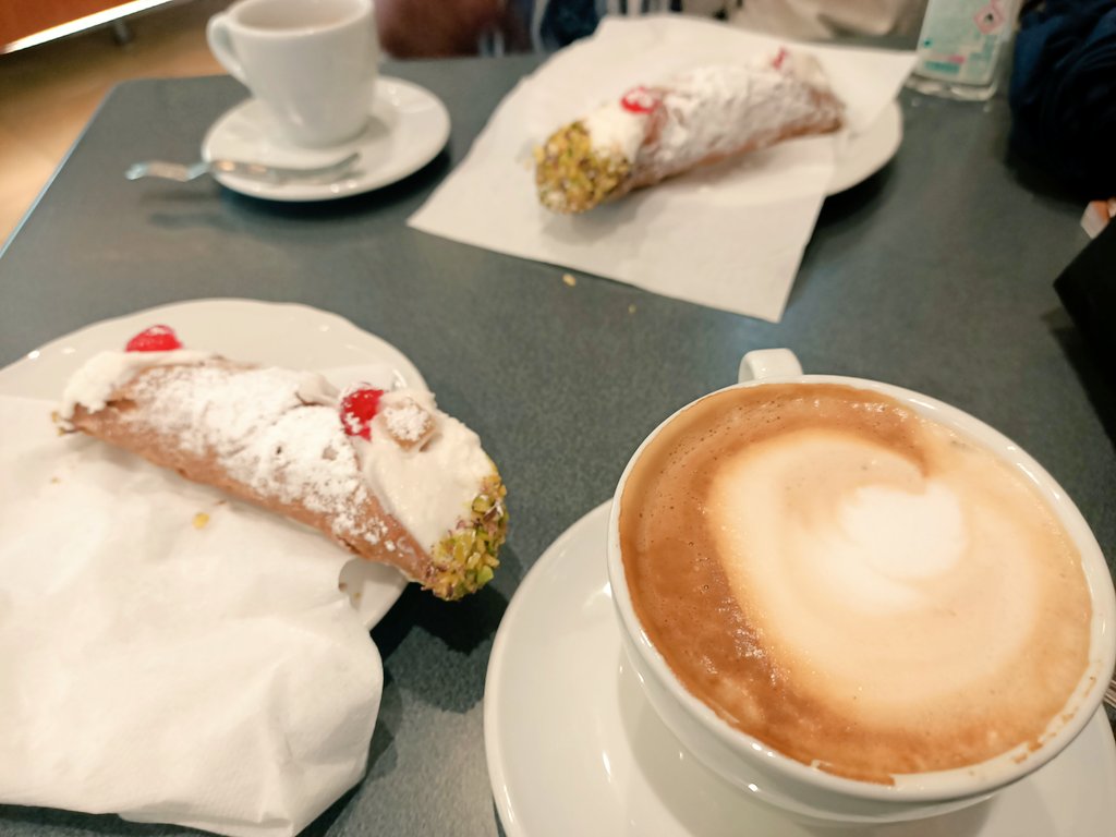 ArnaudRam's tweet photo. On peut être en Ombrie et décider de se faire un petit déjeuner sicilien.. merveilleux cannoli🥰🥰 https://t.co/Za3bYMMwoG