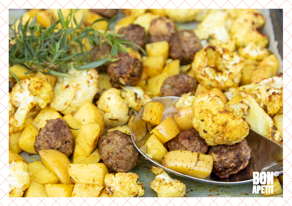Laat de oven het werk doen met dit lekkere recept van #traybake met #bloemkool, #gehaktballen en #aardappels. Makkelijk op drukke doordeweekse dagen. Kijk op bonapetit.nu/recept/traybak…
