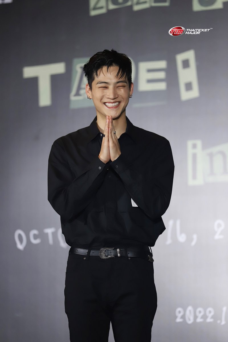ThaiTicketMajor's tweet photo. 3 ปีที่ไม่เจอคิดถึงที่สุด เพื่อนบีหล่อ เท่ ชิค ลุค All Black ละลายหัวใจจนอยากเป็นมากกว่าเพื่อน! 💚🐥

📸แอดเก็บภาพมาฝากอากาเซบรรยากาศงานแถลงข่าว #2022JAYBWorldTourinBKK  ชมภาพเต็มๆ >> https://t.co/g2x0typ4vZ

#WelcomeJAYBtoThailand 
#JAYB
#2022JAYBWorldTour https://t.co/Jpk5GJTEMB