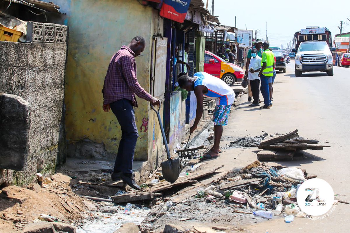NanaAmaYeboaa1's tweet photo. Photo story from the Operation Clean Your Frontage Bye-Law Enforcement Exercise within the Ablekuma South Municipality (Chorkor Lante Maamin stretch) (Week 2, Day 3).   
@ZoomlionLtd
#LetsMakeAccraWork 
#OperationCleanYourFrontage
#Zoomlion https://t.co/4cyfqqxacn