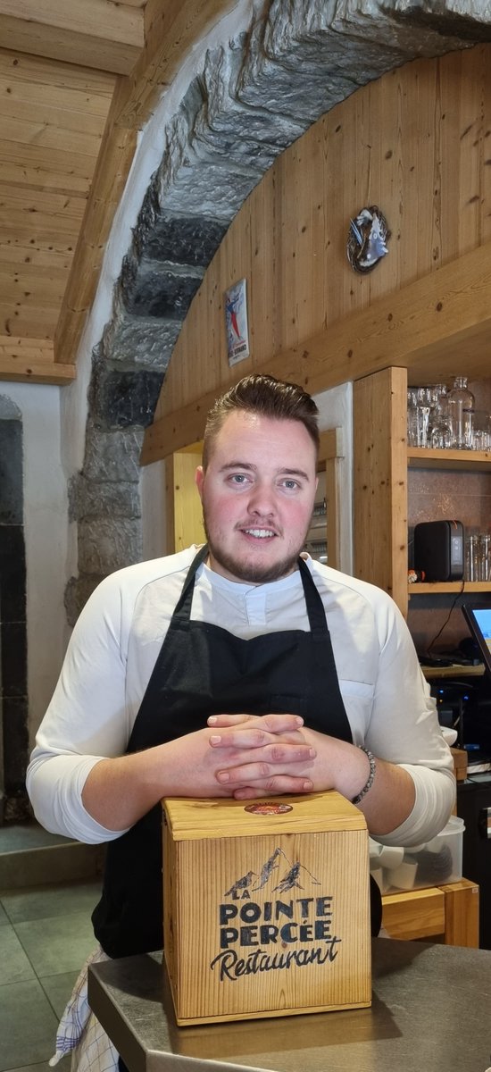 MountainMenFR's tweet photo. Il y a des traditions essentielles à respecter chez Mountain Men.😋Comme le repas d’équipe pour l’ouverture de la saison de la fondue😋
Un temps idéal, un panorama à faire des jaloux (avouez !) et la gastronomie locale. C’est cela aussi l’esprit Mountain Men. 
 #teambuilding https://t.co/I9JKJZrWjx