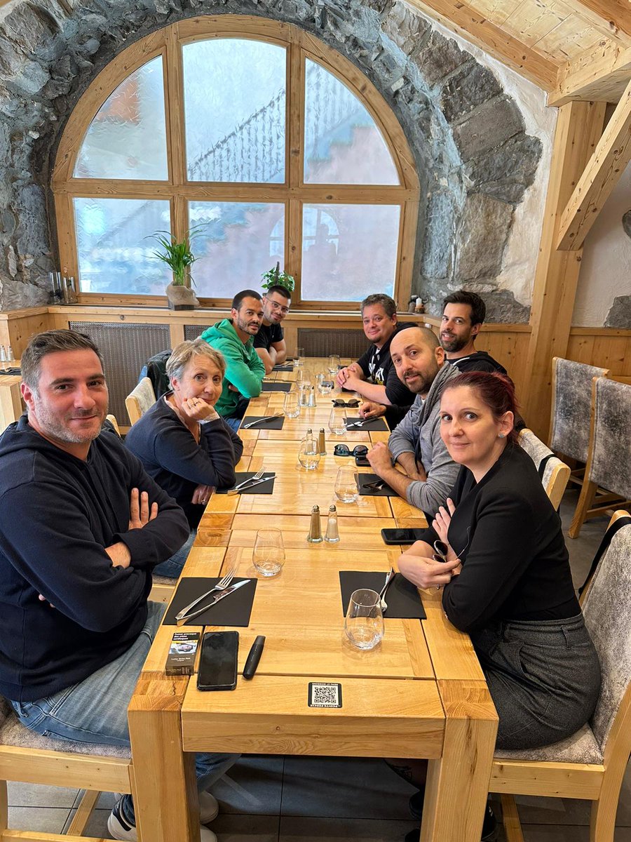MountainMenFR's tweet photo. Il y a des traditions essentielles à respecter chez Mountain Men.😋Comme le repas d’équipe pour l’ouverture de la saison de la fondue😋
Un temps idéal, un panorama à faire des jaloux (avouez !) et la gastronomie locale. C’est cela aussi l’esprit Mountain Men. 
 #teambuilding https://t.co/I9JKJZrWjx