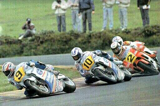 MartinoMoto's tweet photo. Otro #RememberMotoGP #AutralianGP #MotoGP 1990. Otro G.P. inolvidable. ¿Recordáis a @TheWayneGardner ganando la carrera con el carenado suelto y arrastándolo por el asfalto en cada curva? https://t.co/YfsWauhhWK