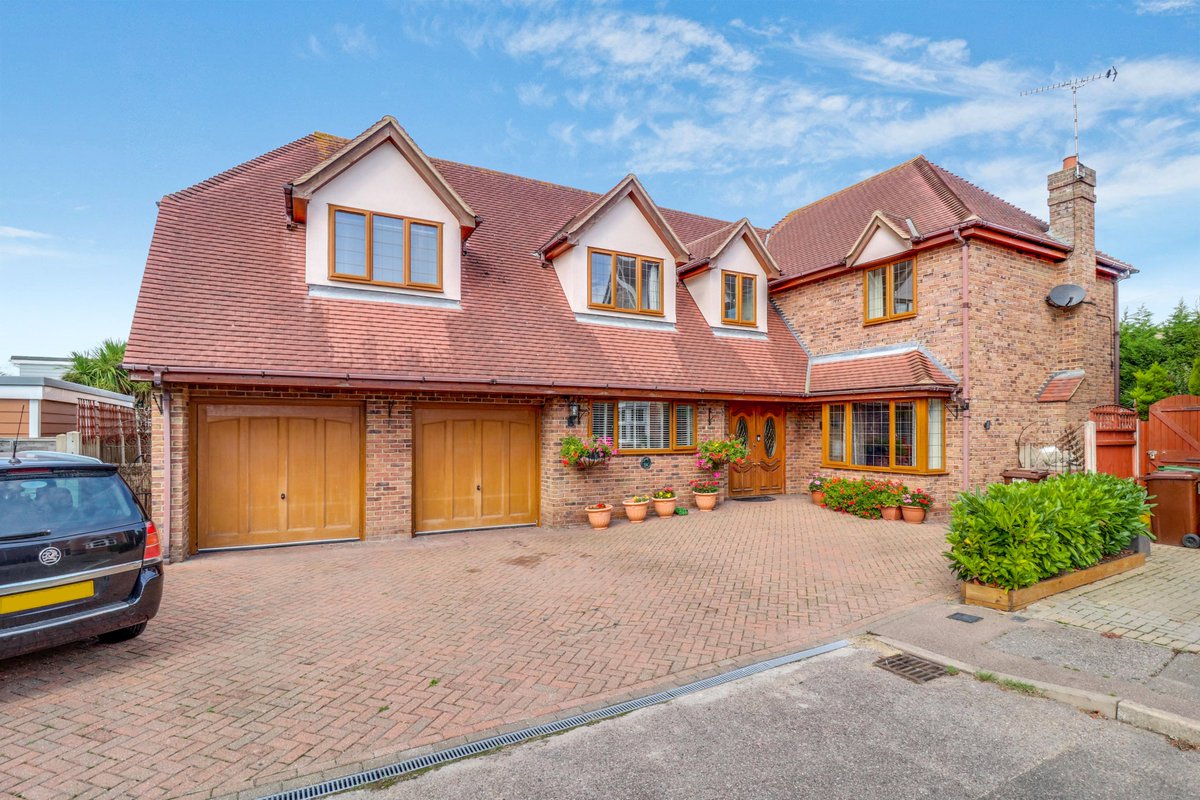WilAndDon's tweet photo. A selection of impressive #fourbeddetached houses currently available from our #Benfleet office. Give the team a call on 01268 755252 #estateagent to book a viewing. https://t.co/RaujLxdEfD