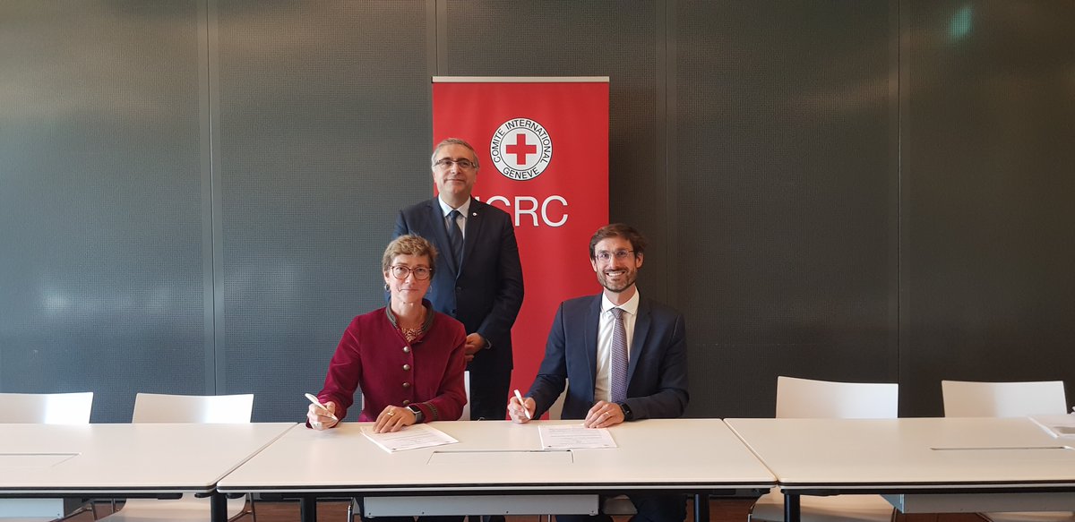 CroixRouge's tweet photo. [Ukraine] @CroixRouge a signé avec @ICRC un partenariat pour soutenir ses actions. Il permet l'acheminement de matériel et le soutien aux opérations du CICR dans la zone du conflit, à hauteur de 12 millions d'euros.  
Avec @dacostaph @Olivierray et Nathalie Smirnov. https://t.co/v429qdMlKY