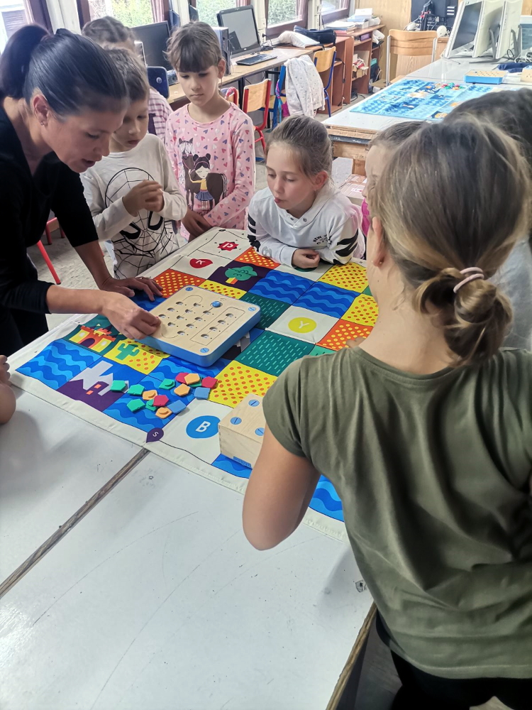 FuturaDubrovnik's tweet photo. OŠ Cavtat radionica robotike i programiranja bez ekrana #ERW2022 @eu_Robotics @CodeWeekEU 
#futura #HourOfCode #codeEU #codeweek #CodeWeekHR #radionice #workshops #coding #eatsleepcoderepeat #programmers #code #stem #CSforall #CSforkids #cubetto #steam #robotika #robotics #robots https://t.co/ZyNCSA1Efk