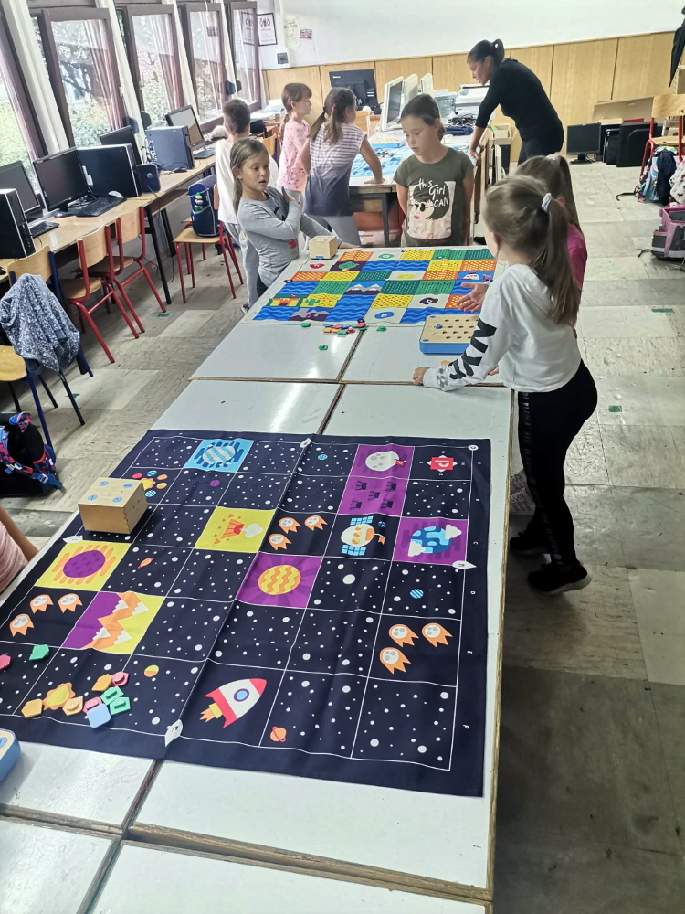 FuturaDubrovnik's tweet photo. OŠ Cavtat radionica robotike i programiranja bez ekrana #ERW2022 @eu_Robotics @CodeWeekEU 
#futura #HourOfCode #codeEU #codeweek #CodeWeekHR #radionice #workshops #coding #eatsleepcoderepeat #programmers #code #stem #CSforall #CSforkids #cubetto #steam #robotika #robotics #robots https://t.co/ZyNCSA1Efk