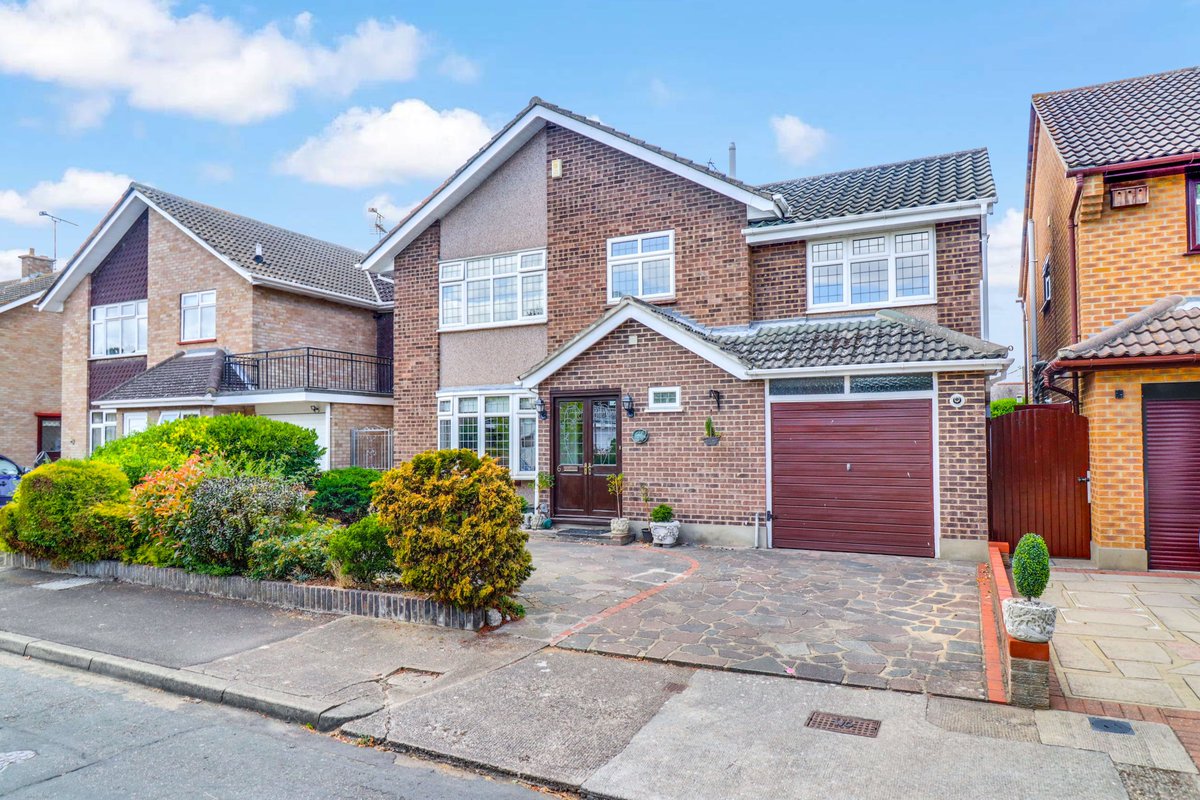 WilAndDon's tweet photo. A selection of impressive #fourbeddetached houses currently available from our #Benfleet office. Give the team a call on 01268 755252 #estateagent to book a viewing. https://t.co/RaujLxdEfD