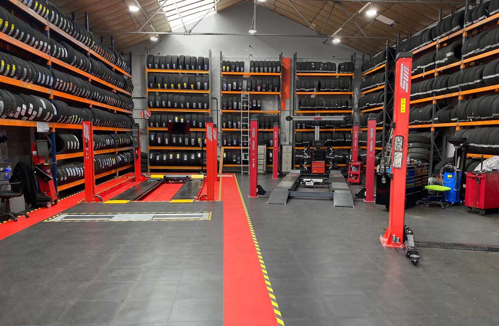 TCTC_UK's tweet photo. Ecotile is a UK made industrial flooring solution that can be fitted without causing disruption to your business; a cost effective &amp; low maintenance interlocking floor tile. We've listed their 7mm &amp; 10mm interlocking heavy-duty tiles on our website: https://t.co/5Hh1zGoq8y https://t.co/Aj5EayaJLj