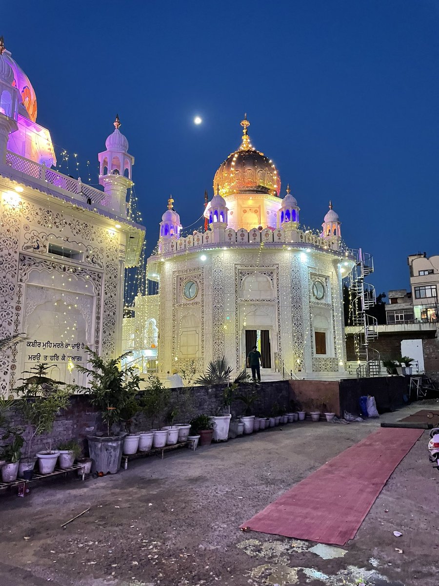 susansoki's tweet photo. The hustle &amp; bustles of Punjab, noises &amp; crowds of Amritsar all lead to the calm spiritual journey to Harmendir Sahib. A journey that allows you to fills your hearts with well-being &amp; blessings from the Almighty. Life’s journey must include the devine &amp; I choose to follow mine.🙏🏽 https://t.co/c4UOQm3Sse