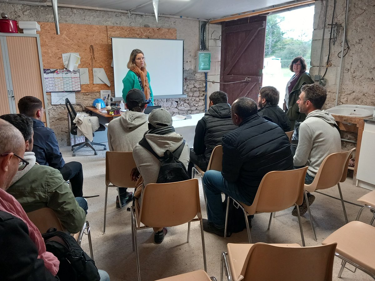Semaine du #Bâtiment👷‍♀️👷‍♂️visite du Chantier du mur d'enceinte de Chambord avec l'entreprise d'insertion ACTA VISTA
👉8 demandeurs d'emploi
👉 Tous candidats pour intégrer le titre pro Maçon du bâti ancien
<a href="/cathymaucourant/">MAUCOURANT Catherine</a> <a href="/iasselinPE/">Isabelle Asselin</a> 
@poleemploi_RCVL