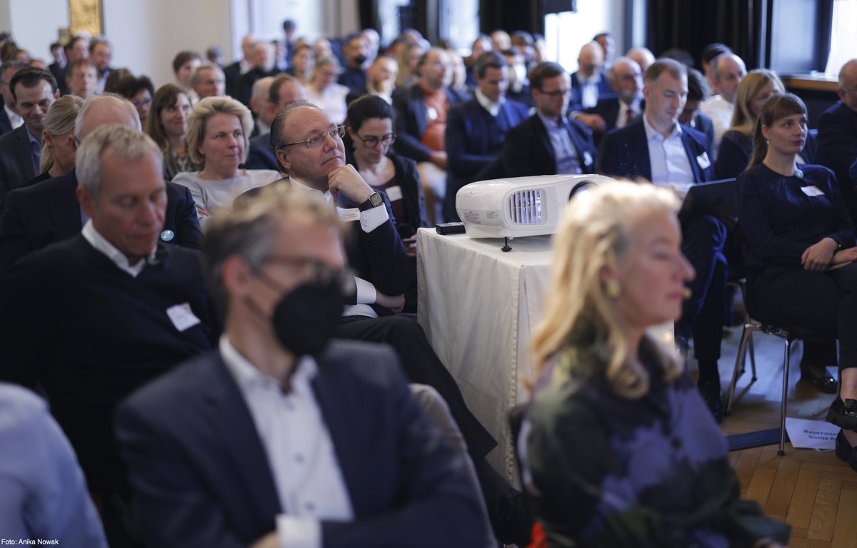 initiatived21's tweet photo. Einen Tag nach dem inspirierenden #GovTalk zum digitalen Staat, hier noch ein paar Impressionen des Tages, aufgenommen von der D21-Fotografin. Schon jetzt schwelgen wir in Erinnerungen. https://t.co/MjjdJnykaN