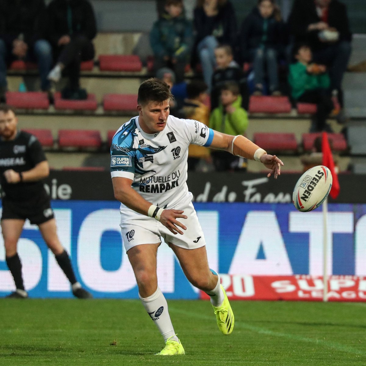 TOXIII's tweet photo. ๐๐๐๐๐ ๐๐๐ ๐๐๐๐๐ (et blancs) ๐
๐ฃ Venez encourager nos Olympiens fraichement prolongรฉs, sous la tunique de la @FFRXIII pour la Coupe du Monde ! ๐ช@RLWC2021
On vous donne RDV lundi dรจs 20h30 pour France v Grรจce au #GameOClock ! ๐ https://t.co/0haCKZgP5M