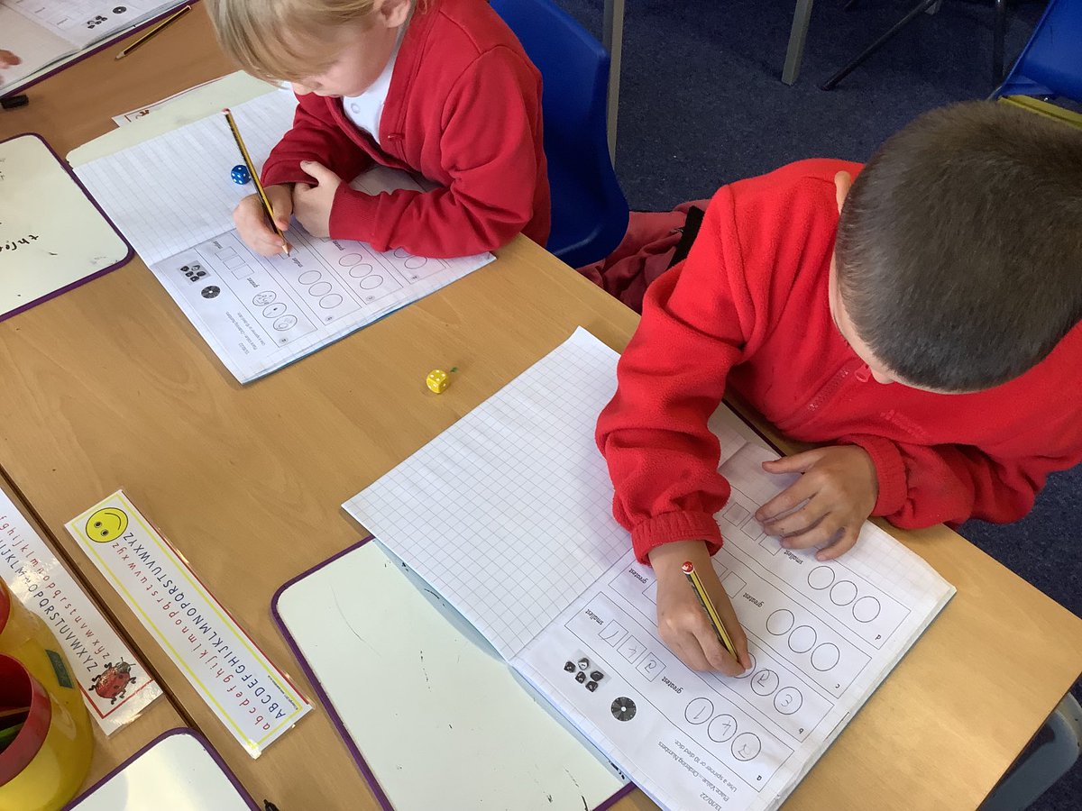 BrookPebble's tweet photo. Rolling a dice to make numbers. Our challenge is to put the three different numbers in order from greatest to smallest. #orderingnumbers #placevalue #Y1 https://t.co/VUrVsvIeEp
