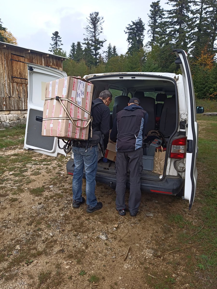 LutinMalin's tweet photo. Installation de la nouvelle armoire électrique pour la station GPS Jura de Chatel de Joux. #RENAG #RESIF @OSU_THETA_BFC https://t.co/93U1KMbyuj