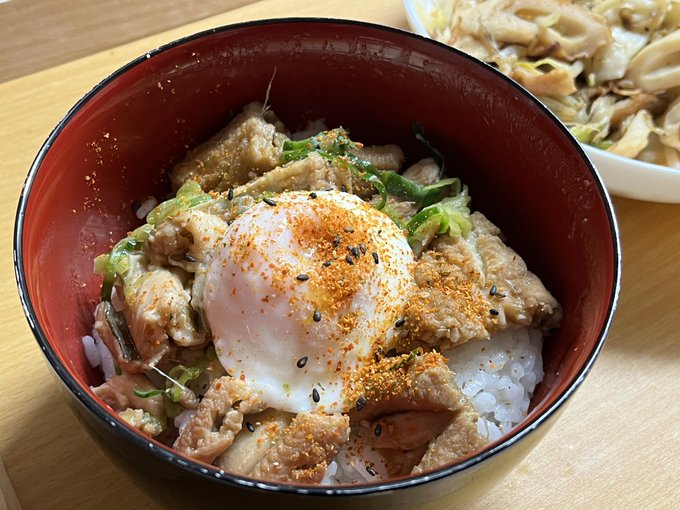 昨日最低月一は行く近所の割烹屋さんで、お土産にと頂いた煮穴子を丼にした
あの店無くなったら立ち直るまで時間かなりかかりそうなくらい胃袋握り締められてるな 