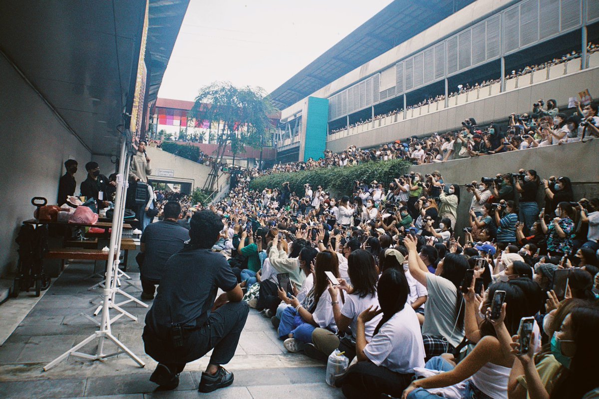 Build_FamilyFC's tweet photo. ตอนนี้รวมพล จบเรียบร้อยแล้วนะคะ ขอขอบคุณทุกคนจากหัวใจเลยน้าาา กลับบ้านเดินทางปลอดภัยมากๆนะคะ วันนี้ทุกคนน่ารักมากๆ อย่าลืมทานยากันด้วบนะคะ แดดแรงมากกก 💙💙💙💙

BUILD POWER DUO SERUM

#CliniqueXBuild 
@Buildbuilddd #Beyourluve
#BuildJakapan https://t.co/pTZoG3V8aS