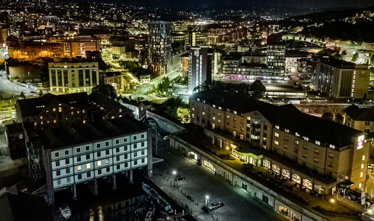 SCityInsider's tweet photo. How beautiful does Sheffield look at night? ๐
๐ทChris Pickering
#Sheffield #drone #sheffieldnews #steelcity #sheffieldatnight https://t.co/SRNNsvlfUD