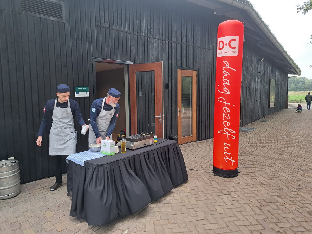 Dutch Food Week; <a href="/IVNRegionoord/">IVN Regio Noord</a>, <a href="/GGDDrenthe/">GGD Drenthe</a>, <a href="/JongLerenEten/">Jong Leren Eten</a> <a href="/Terra/">Terra</a> en <a href="/Drenthecollege/">Drenthe College</a> geven uitleg aan lln basisonderwijs over verbouwen en koken met gezonde voeding. Samen met Aspergeboerderij Sandur en Stadboerderij Het Nije Hoff in Emmen.

#DFW2022 <a href="/marrie75/">mare riemersma</a> <a href="/arwinnimis/">Arwin Nimis</a>