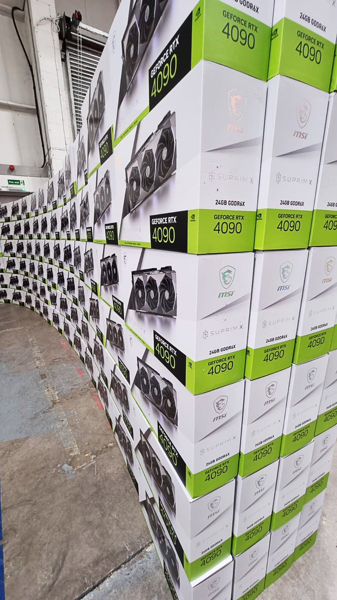MSI_ES's tweet photo. Mis amigos de @MSI__UK me han pasado esto🤯

Es como cuando de pequeño te hacías un fuerte en casa con cojines, solo que ahora va a ir a 300000 fps😂
¿Qué harías tú con esta montaña de RTX 4090?🧐 https://t.co/tNKEwl1Ety