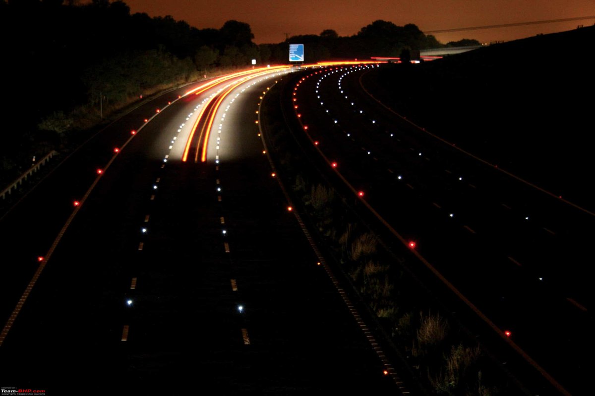 TrafficWalesN's tweet photo. Road studs provide road users with useful information, based on their colour. 

⚪ - Lane boundaries
🔴 – Road boundaries
🟠 – Central reservation
🟢 – Junctions &amp; laybys

#ReadTheRoad https://t.co/7Lyn9Nes3i