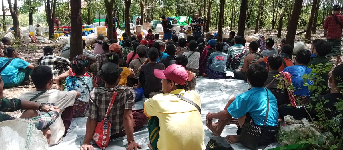 Displaced villagers in Brigade 6/Dooplaya area of SE 🇲🇲 receive an explosive ordnance risk awareness (EORE) session from a local CBO. Much of SE is heavily contaminated w/ SAC landmines &amp; UXO, risk awareness messaging tries to keep ppl safe.📸 - Local CBO #WhatsHappeningInMyanmar