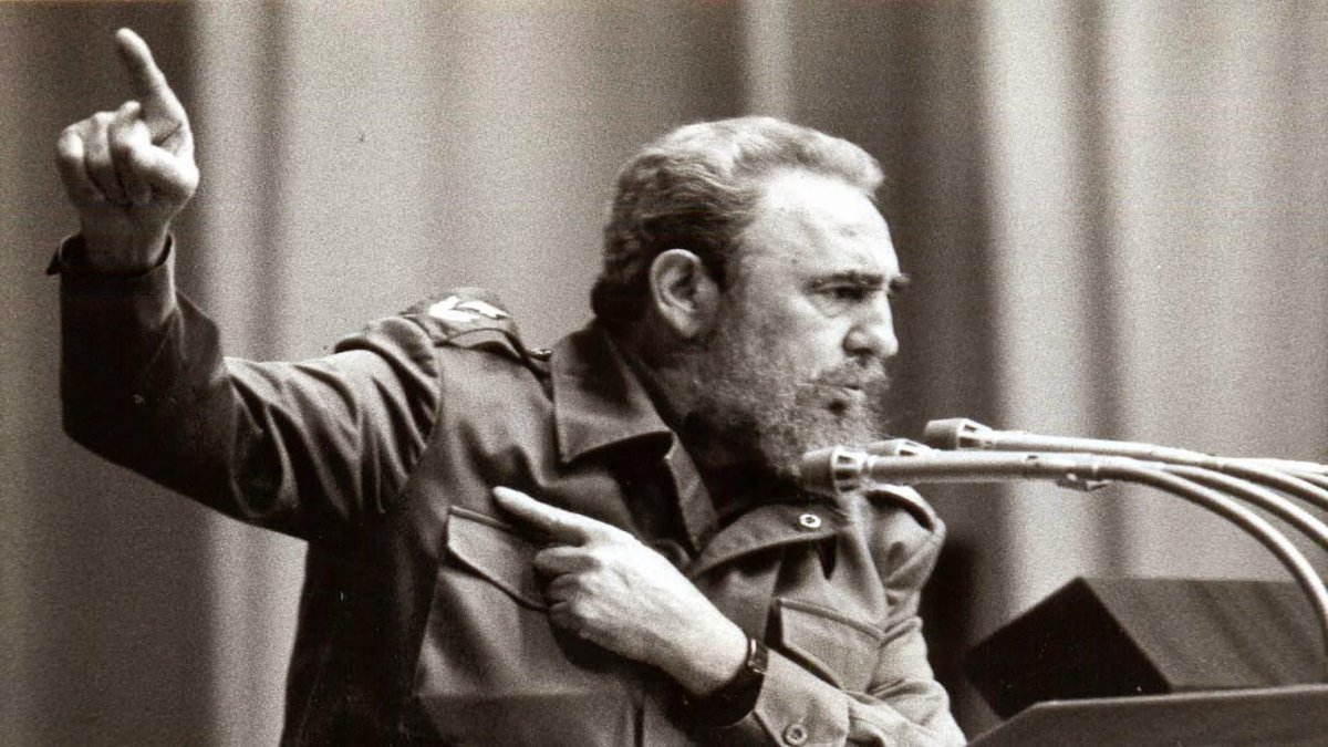 #Fidel: La patria, hermanos y hermanas, es tarea de todos los que estén dispuestos a sacrificarse por ella. Es ara y no pedestal, como decía Martí: ara o altar donde depositar sin ruido ni alarma de lo mejor de cada cual en beneficio de una obra colectiva inaplazable. 13/10/1993
