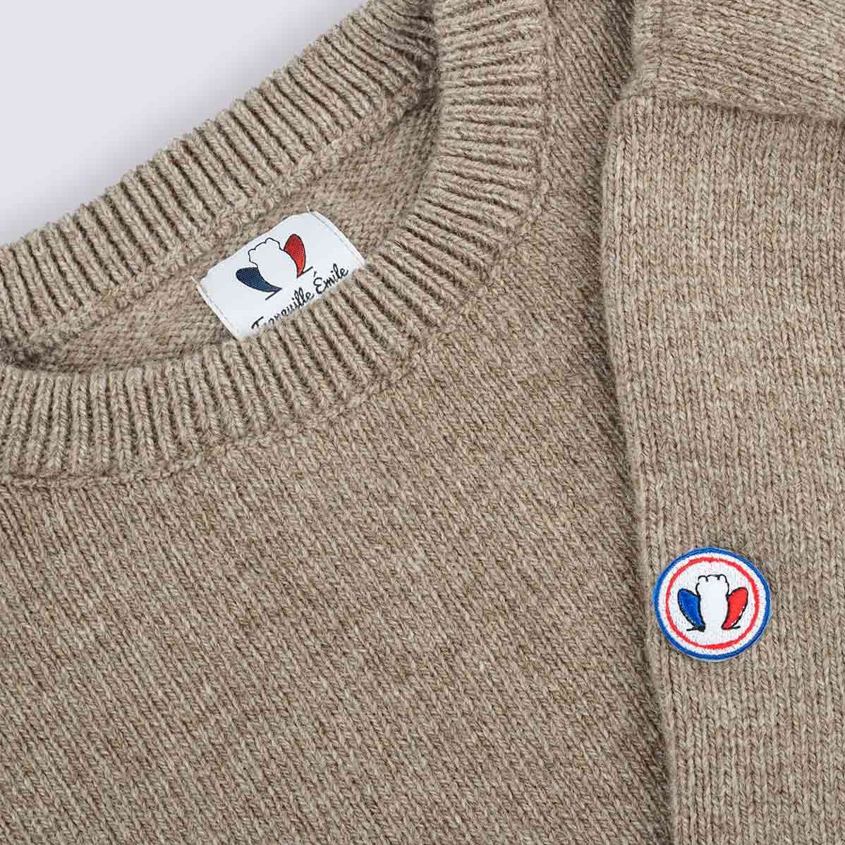 Avec la baisse des températures, restez au chaud avec notre collection de pulls #madeinfrance. <a href="/BrunoLeMaire/">Bruno Le Maire</a>, mieux qu'un col roulé, contactez-nous pour recevoir votre pull en 100% laine française !
tranquilleemile.net/boutique/?filt…]