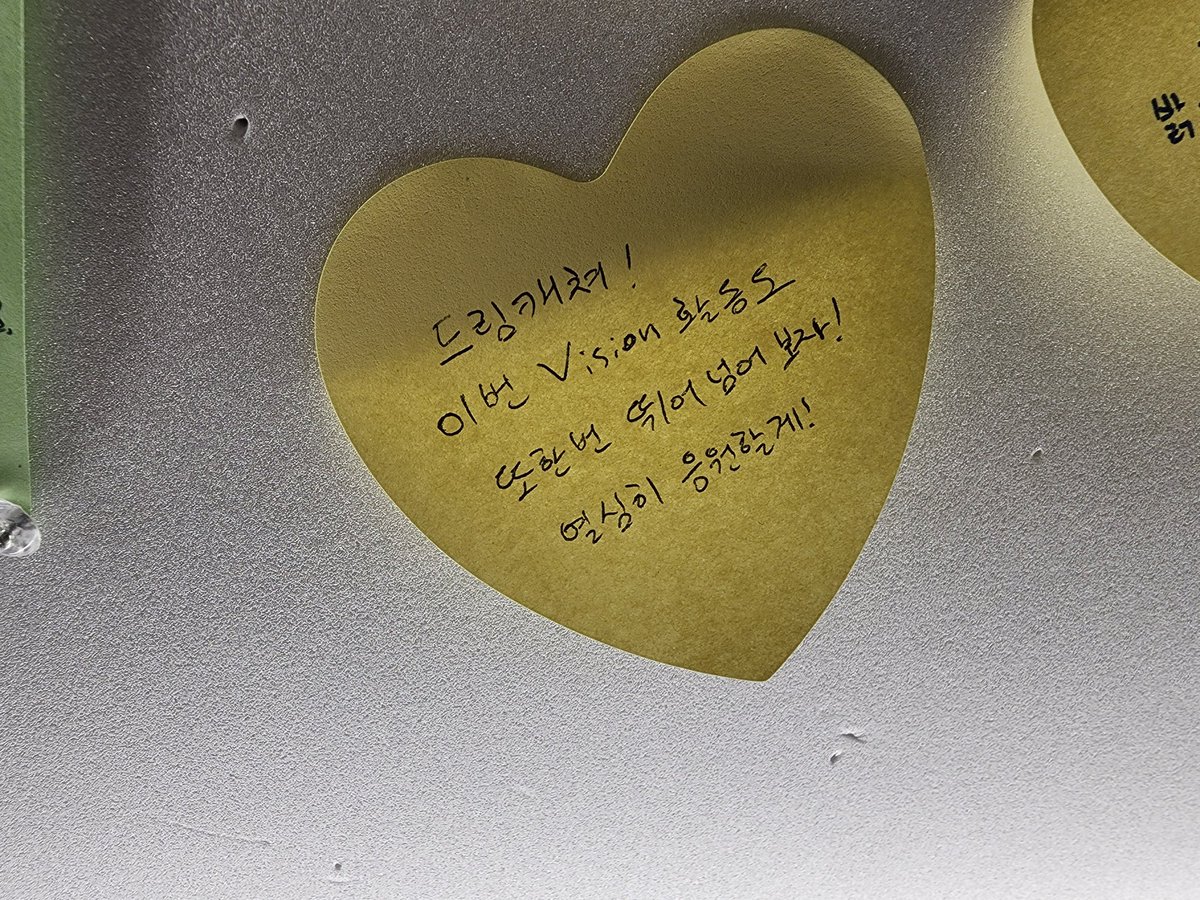 0317sjy's tweet photo. 멋진 카페 꾸며주셔서 감사합니다
드림캐쳐 이번 Vision 활동도 대박내자!
항상 열심히 응원할게요!
#VISION_OF_DREAMCATCHER 
#DREAMCATCHER #드림캐쳐 #EVERLINE #에버라인 https://t.co/JnHzTW6fuS