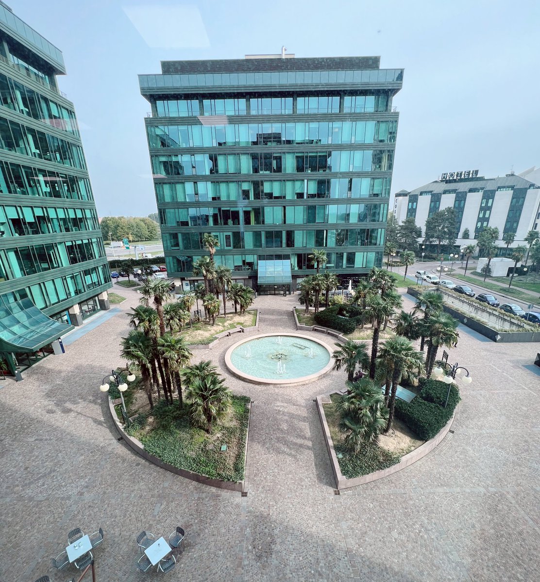 Abbiamo il piacere di presentarvi i nostri nuovi uffici di Vimercate presso le Torri Bianche. 200 mq completamente ristrutturati e modernizzati. La presenza di spazi ibridi, flessibili e tecnologici ci permetterà di supportare le nuove esigenze comunicative.