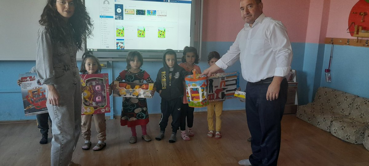 Okulumuz Özlüce ŞEHİT POLİS YILMAZ MAYUK,Anasınıfı öğrencilerimize akıl ve zeka oyunları,ilk ve Ortaokulu öğrencilerimize Milli Eğitim Bakanlığı yardımcı kaynak kitabı dağıtımı yapıldı.