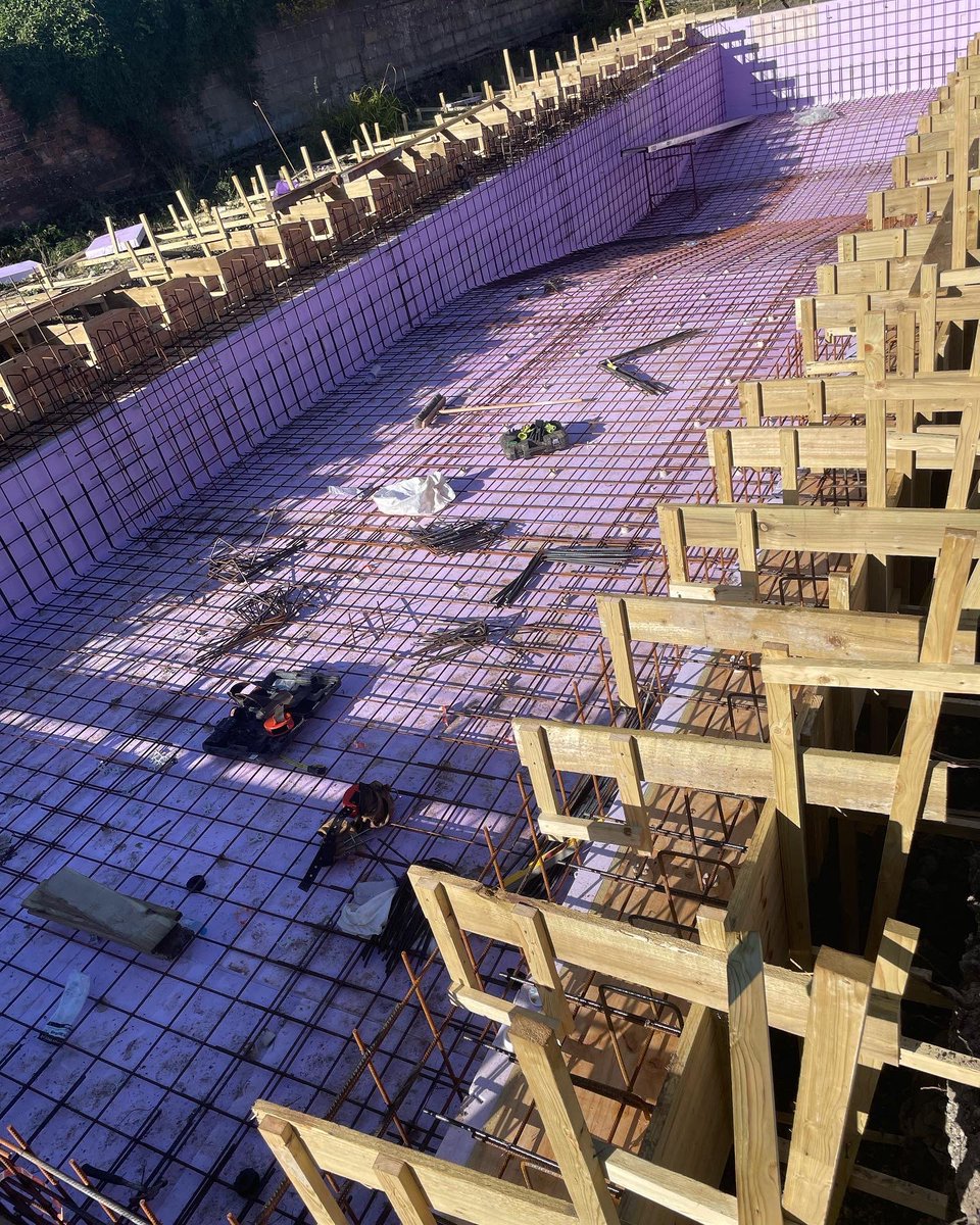 rmouldingandco's tweet photo. This 20m level deck pool build is coming on nicely! 👍

Client consultant &amp; CA: @wbdesignandbuild 
Principle contractor: @rmouldingandco 
Project engineers: @awaengineers 
Architects: @RichmondBell 

#countryhouse #mouldingthebuilder #poolbuild https://t.co/B0ISRt0IC6