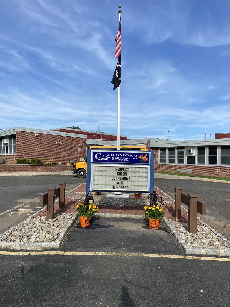 Thank you Endless Landscaping for your generosity and creativity in landscaping the front of our school. It looks absolutely beautiful! 💛💙💛💙💛💙💛💙💛💙