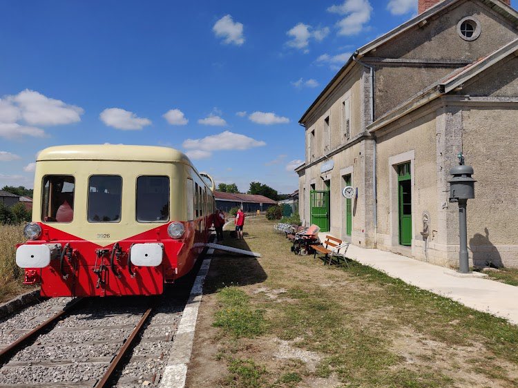 CARCThierry's tweet photo. 1 convention tant attendue validée! Celle qui permettra à ligne de chemin de fer #Montmirail #Artonges de rejoindre #MézyMoulins pour le #fret et le #tourisme. Une grande nouvelle pour l’association #TFBCO qui fait vivre le #train #touristique de l’Omois et pour l’#environnement https://t.co/6TkR2R1Foi