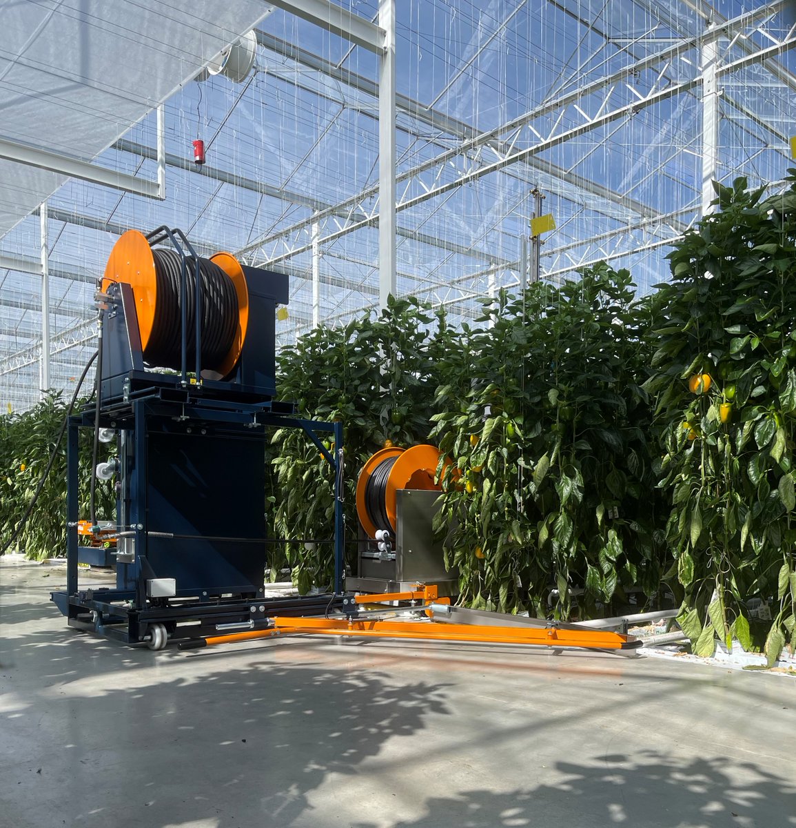 The BeMatic Meto Trans of <a href="/BergHortimotive/">Berg Hortimotive</a> is designed to automatically move the Meto SW spraying robot from path to path. By combining the Meto Trans with the Meto SW spray robot, you no longer need to be present in the greenhouse during spraying.#bematic #metotrans