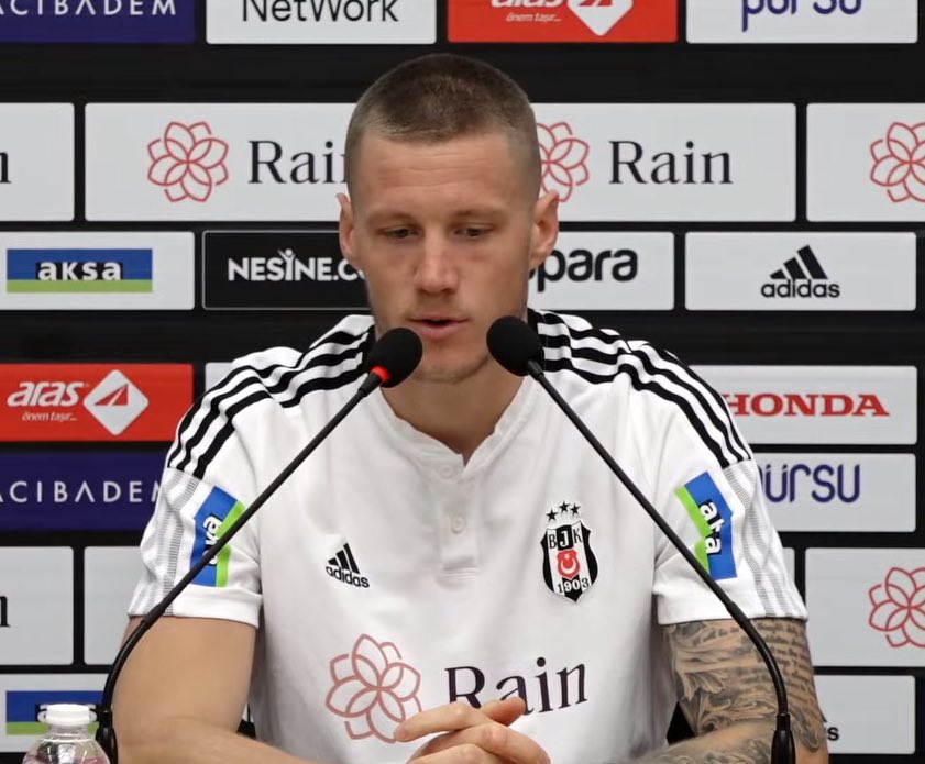 Wout Weghorst: 'Eleştiriler, futbolun bir parçası. Hoca eleştirilir, biz eleştiriliriz, herkes eleştirilebilir. Bunlarla yaşamayı öğrenmemiz lazım. Bizim yapmamız gereken, takım olarak plana sadık kalıp en iyisini vermek. Biz, her gün kendimizi geliştirmek için çalışıyoruz.'