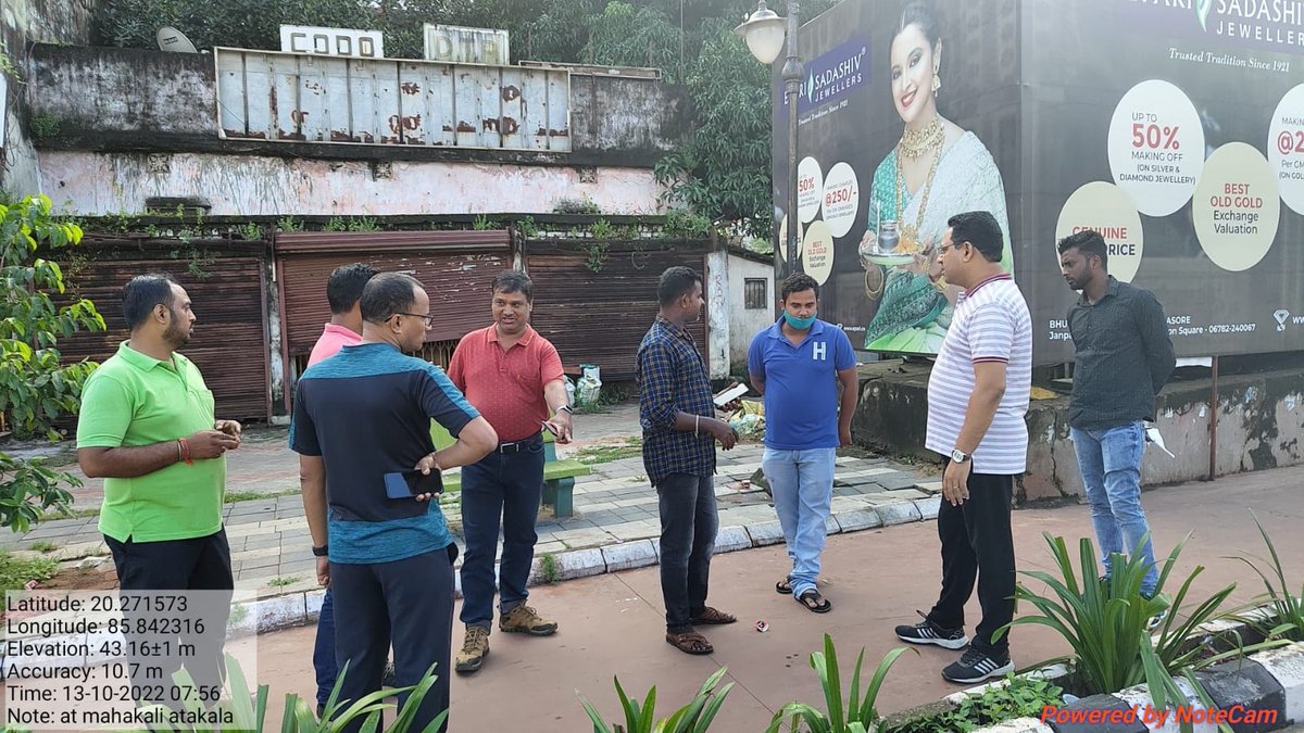 BSCL officials checking the sanitation and encroachment issues in the Smart Janpath. #SmartCitiesMission #BhubaneshwarSmartCity