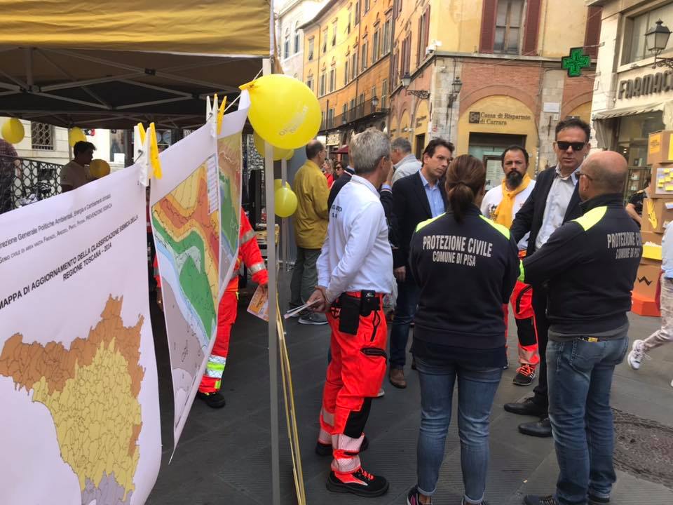 ComunePisa's tweet photo. Volontari nelle piazze per #iononrischio Sabato 15 e domenica 16 con #PubblicaAssistenza e #Legambiente Assessore #RaffaeleLatrofa "Un appello ai i pisani a iscriversi a #AlertPisa"
#protezionecivile

https://t.co/l4PayDfbuP https://t.co/CCDbAhuCuH