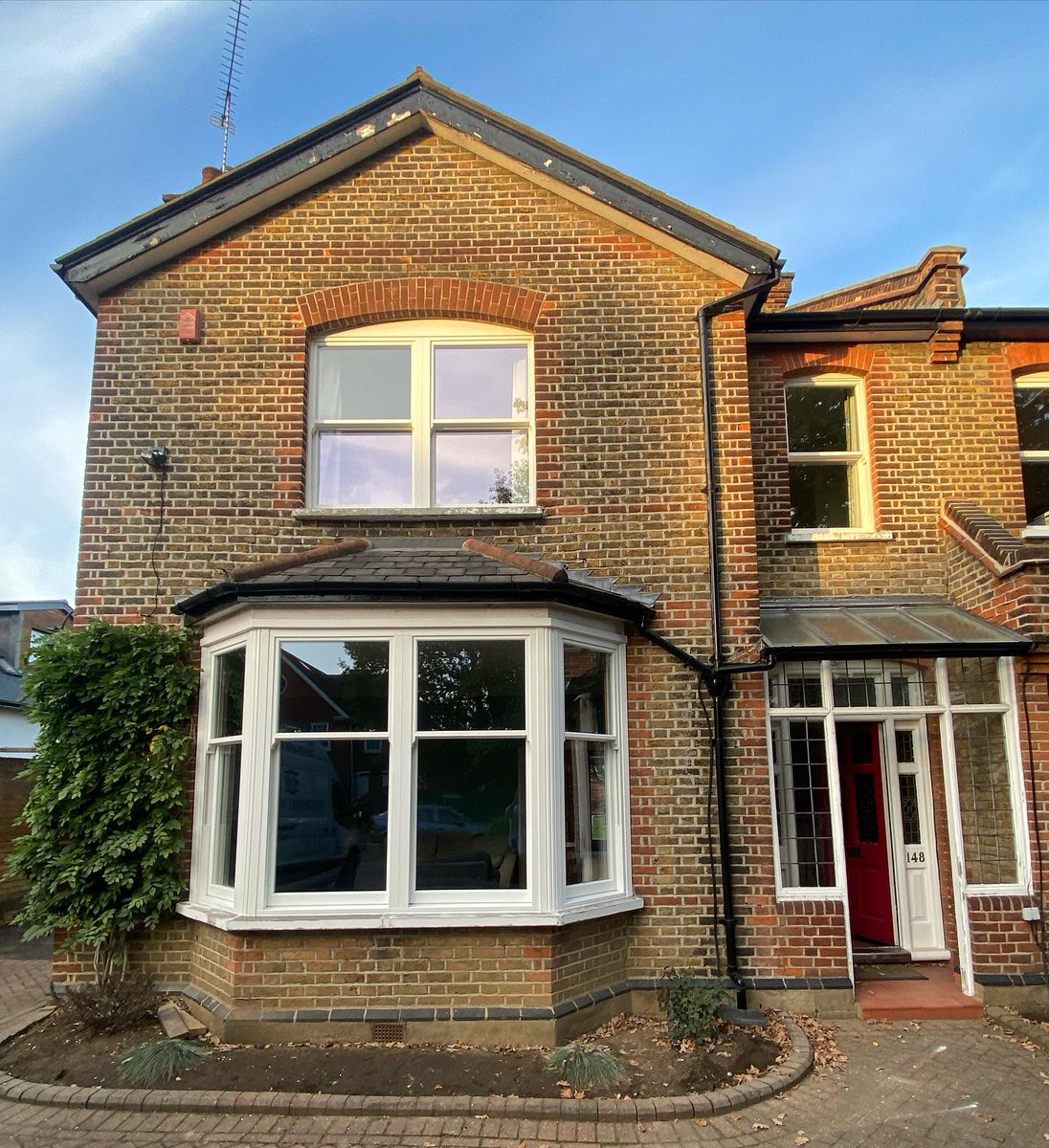 RoseviewWindows's tweet photo. Ultimate Rose #SashWindow bay before &amp; after - what a difference! 🌹📸 #traditionRedefined https://t.co/oWktUwYHyd