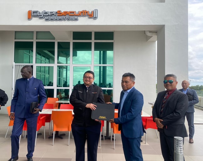bsmartsystem's tweet photo. A good session briefing on the exchange between the Transfer of Technology and Train the Trainer will benefit the Republic of South Sudan.
#cybersecurity #cybersecuritymalaysia #cyberthreats #cybersafe #KITASiber #cyberjaya #NRA #southsudan #BSMART #bsmartsystemsolutions https://t.co/fRIQVxrxhK